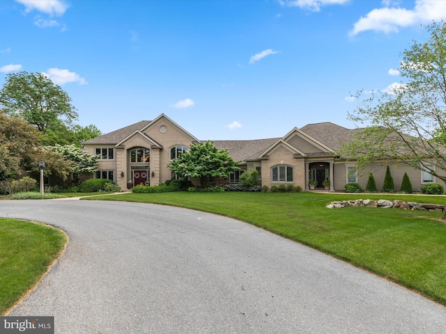 view of front of home featuring a front lawn