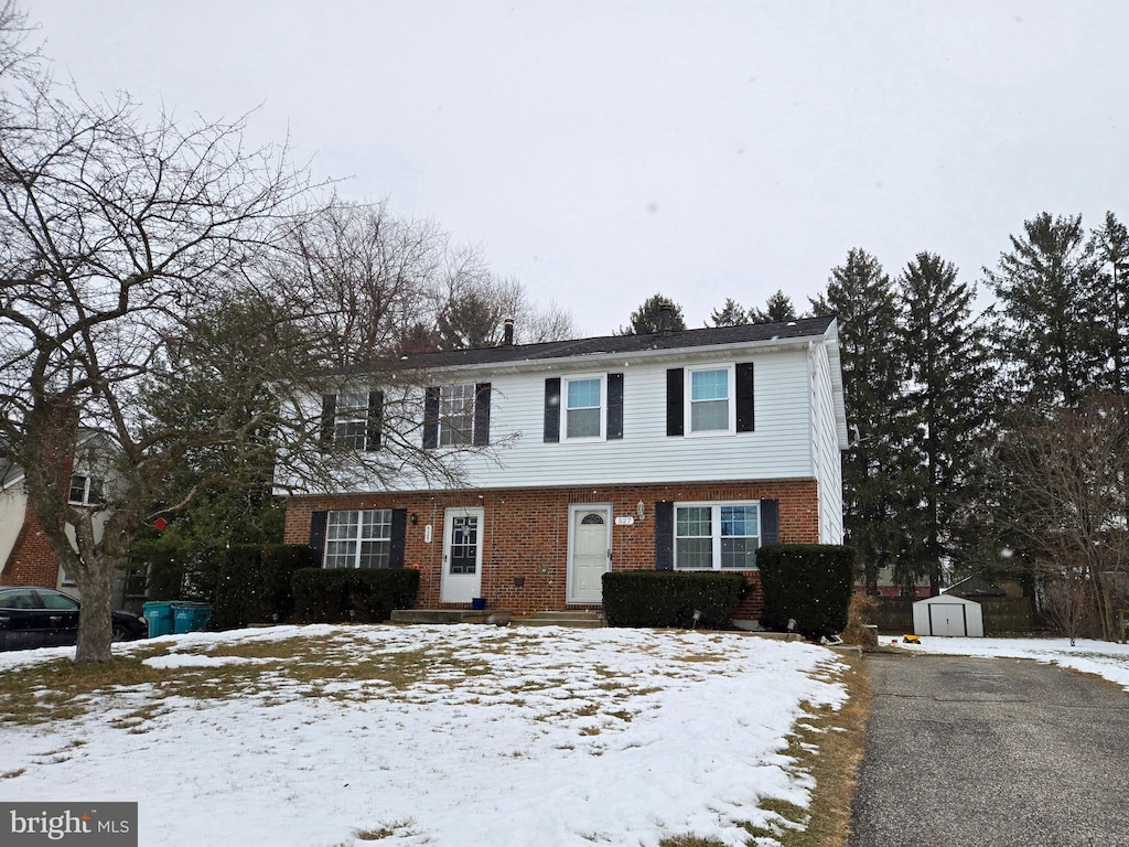 view of front facade featuring a storage shed