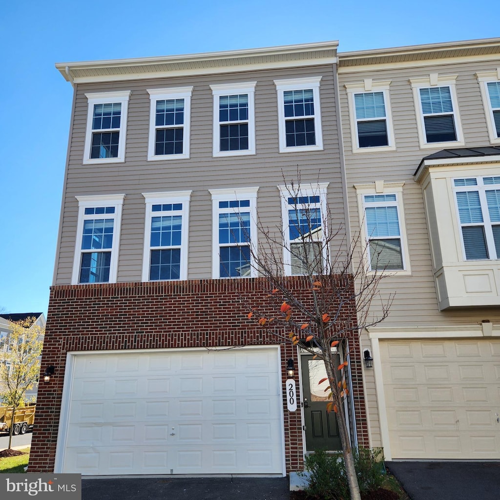 townhome / multi-family property featuring a garage