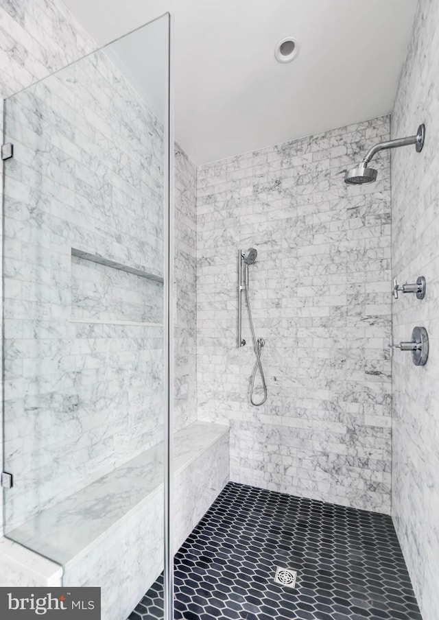 bathroom featuring a tile shower