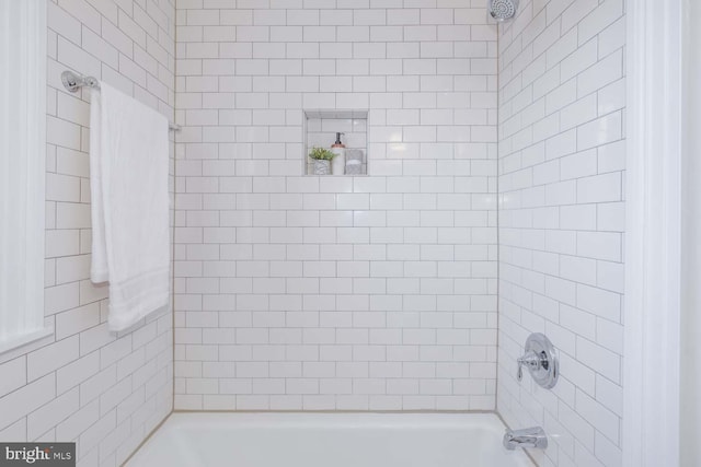 bathroom featuring tiled shower / bath