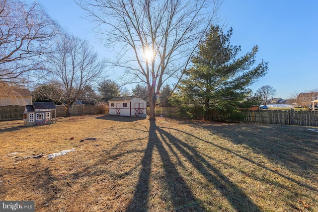 view of yard with a storage unit