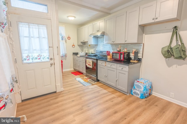 kitchen with gray cabinets, decorative backsplash, electric stove, light wood-type flooring, and crown molding