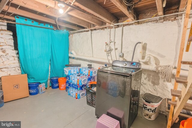 basement featuring washer / dryer