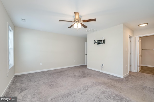 carpeted empty room featuring ceiling fan