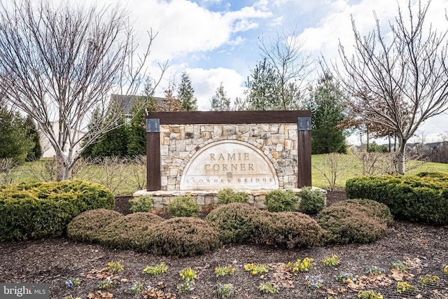 view of community / neighborhood sign