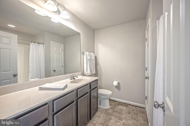 bathroom with toilet, a shower with curtain, and vanity