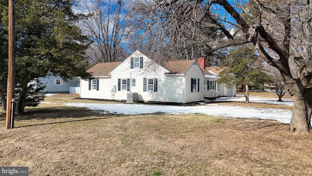 view of front of home featuring a lawn