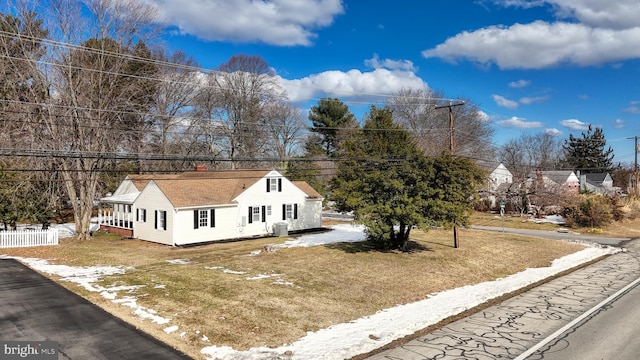 view of front of home featuring a front yard and fence