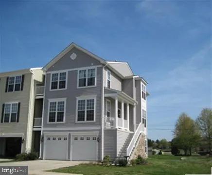 view of front facade featuring a garage and a front yard