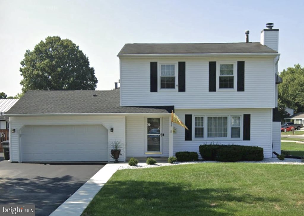 view of front facade featuring a front lawn and a garage