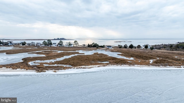 view of yard featuring a water view