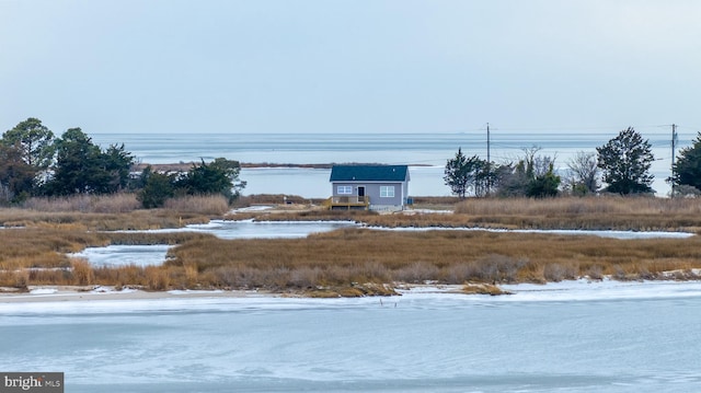 view of yard featuring a water view