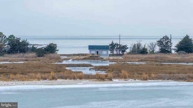 view of yard featuring a water view