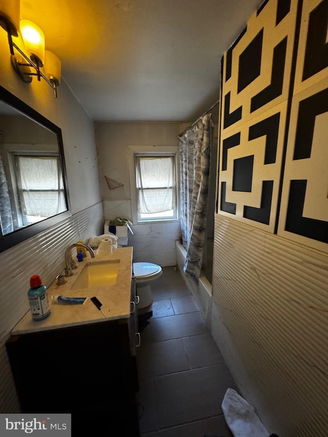 full bathroom featuring toilet, vanity, and shower / bath combo with shower curtain