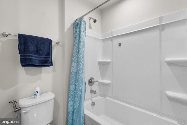 bathroom featuring toilet and shower / bath combo with shower curtain