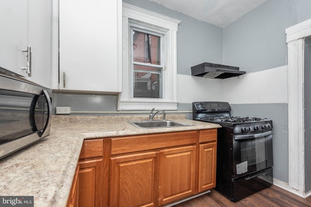 kitchen with dark wood-type flooring, sink, and gas stove