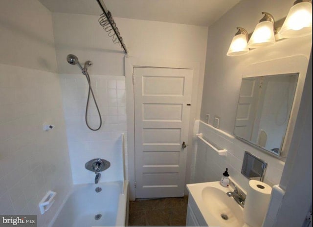 bathroom with vanity and tiled shower / bath