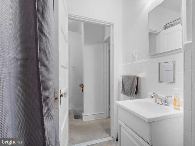 bathroom featuring vanity, a shower with shower curtain, and tasteful backsplash