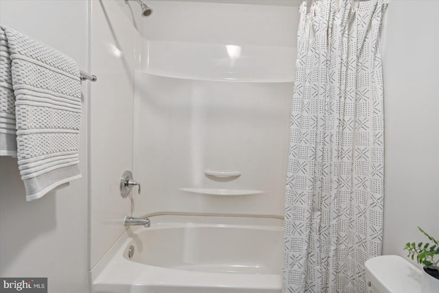 bathroom featuring toilet and shower / bath combo with shower curtain