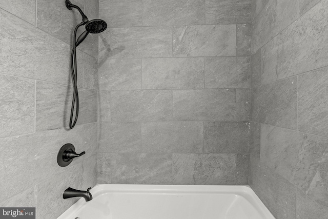 bathroom featuring tiled shower / bath