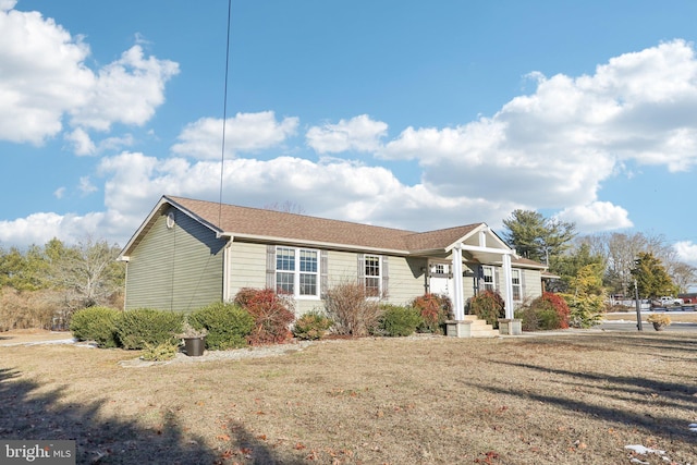 view of front of house featuring a front yard