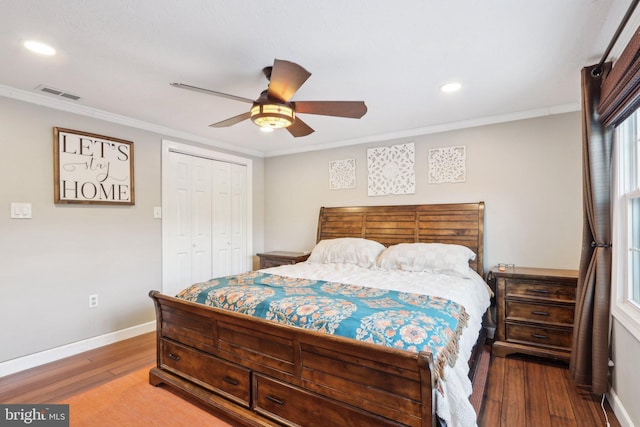 bedroom featuring ceiling fan, hardwood / wood-style flooring, a closet, and crown molding