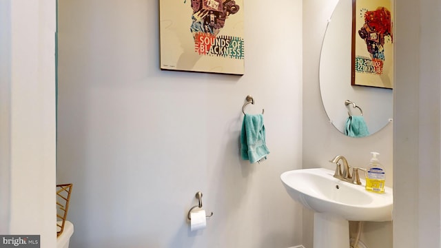 bathroom featuring sink