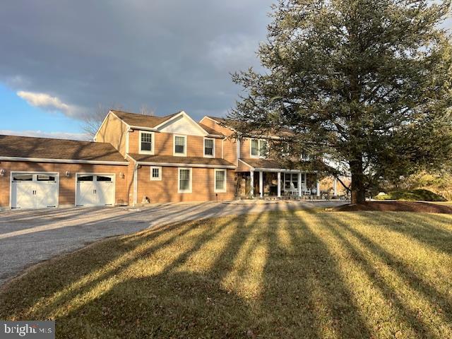 view of front of property featuring a front lawn and a garage