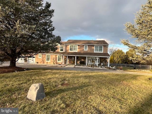 view of front of property featuring a front lawn