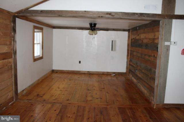 unfurnished room featuring ceiling fan and dark hardwood / wood-style floors