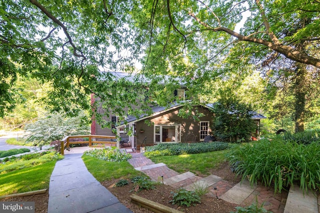 view of front of home featuring a front lawn