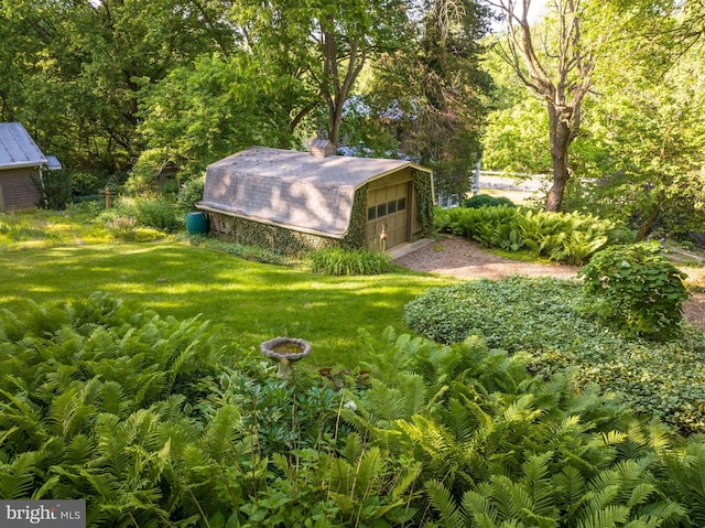 view of yard with an outdoor structure and a garage