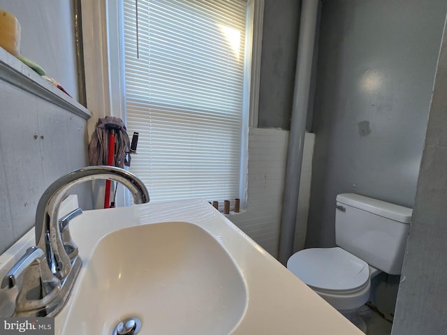 bathroom featuring toilet and sink