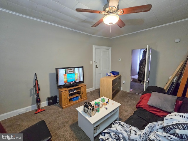 carpeted living room featuring ceiling fan and crown molding