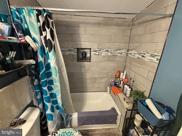 bathroom featuring shower / bath combo