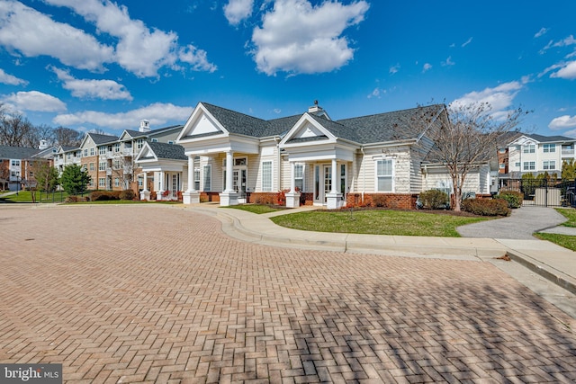 view of front of home featuring a front yard