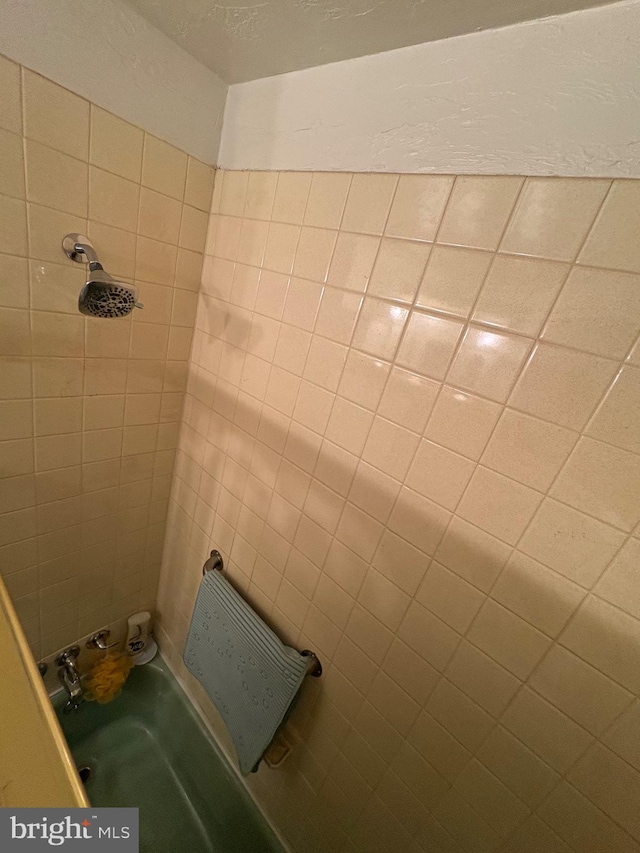 bathroom featuring a tile shower