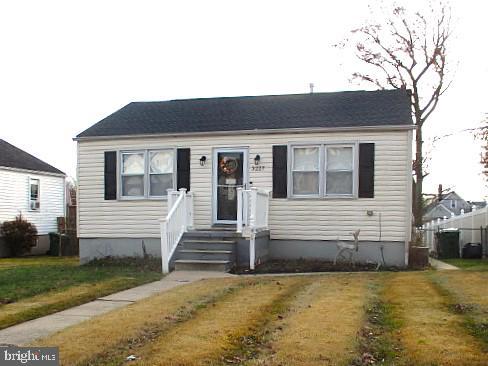 bungalow featuring a front yard