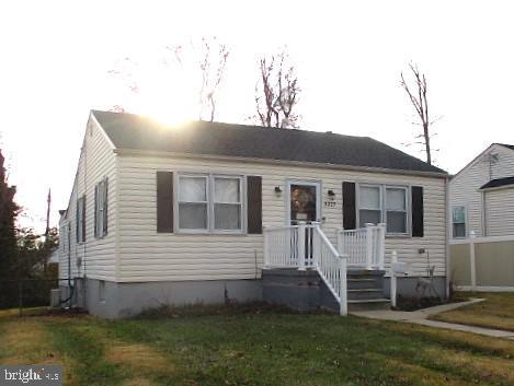 view of front of home featuring a front lawn