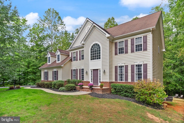 colonial house featuring a front lawn