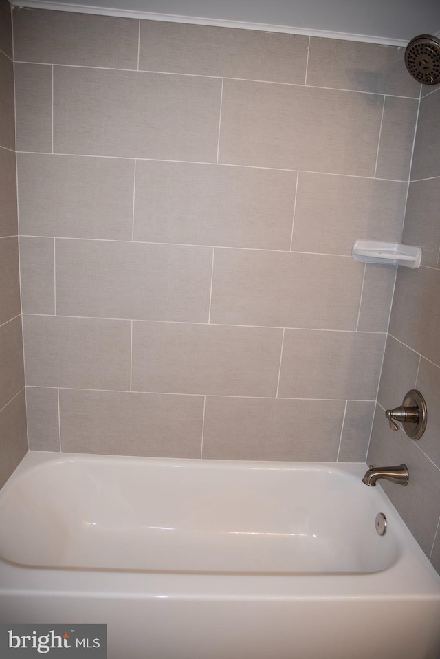 bathroom with tiled shower / bath combo