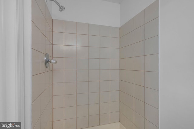 bathroom featuring a tile shower