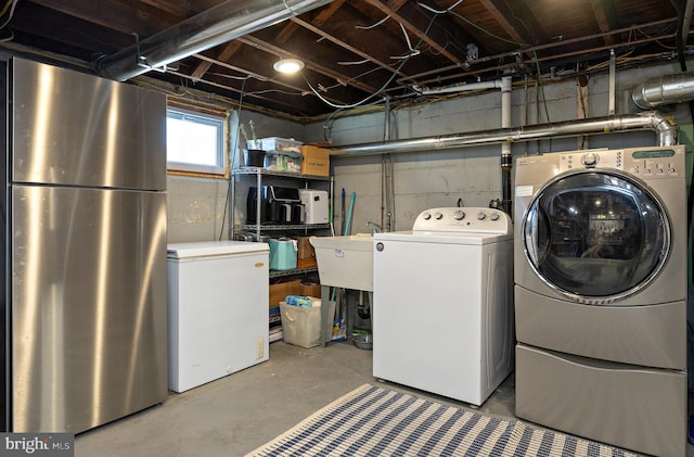 washroom featuring sink and washer and dryer