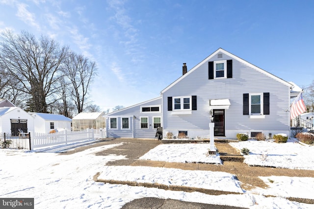 view of front of property featuring an outdoor structure