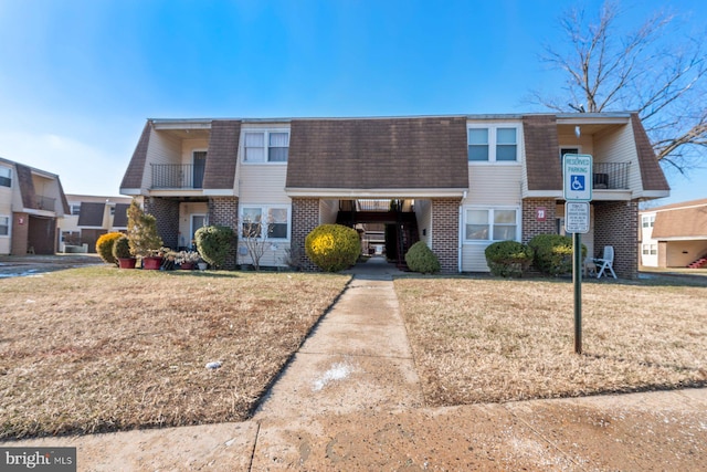 view of front of property featuring a front yard