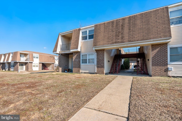 view of front of house featuring a front lawn