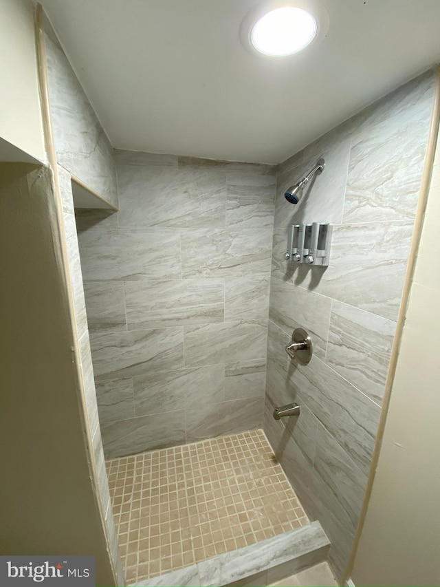 bathroom featuring tiled shower