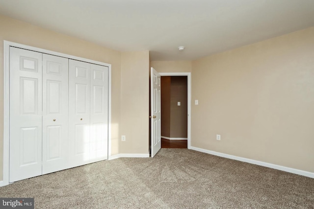 unfurnished bedroom with carpet flooring and a closet