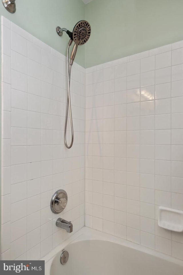 bathroom with tiled shower / bath